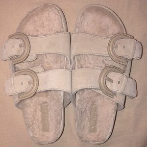 VINCE Glyn Genuine Shearling Lined Sandal in the color Dunes